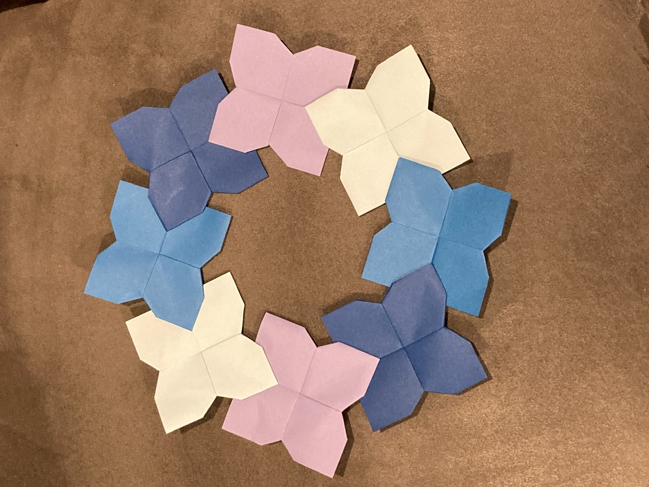 2022/05/29(Sun) 14:16「Hydrangea Flowers Wreath」Janet Yelle
（創作者 Author：Noriko Nagata,　製作者 Folder：Janet Yelle,　出典 Source：Beautiful Origami Paper Wreaths book）
 Made from six inch squares of Tant in shades of blue