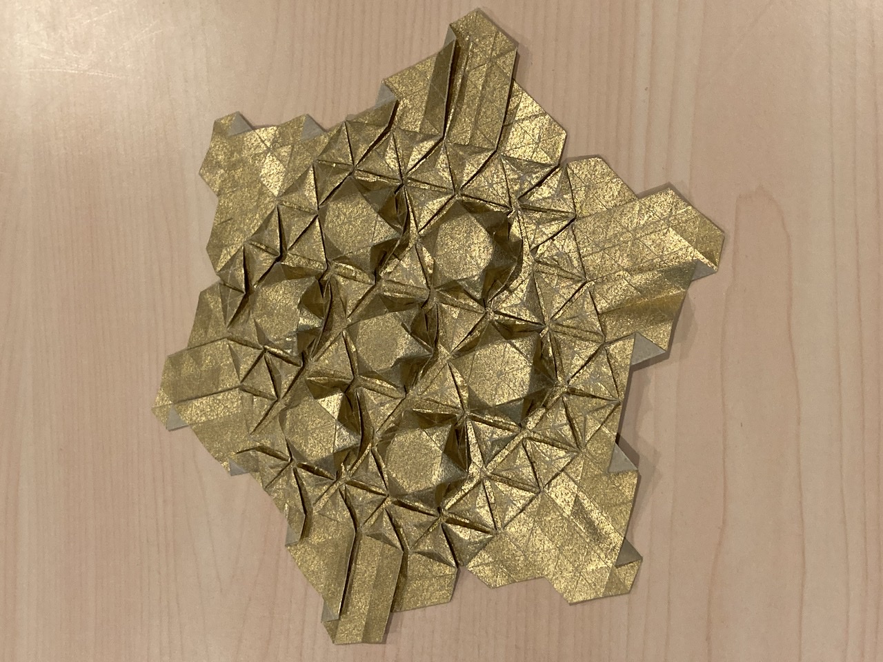 2022/05/30(Mon) 04:48「Star Puff Tessellation 」Janet Yelle
（創作者 Author：Ralf Konrad,　製作者 Folder：Janet Yelle,　出典 Source：Origami Tessellations by Eric Gjerde）
 Made from a hexagon of tissue foil 