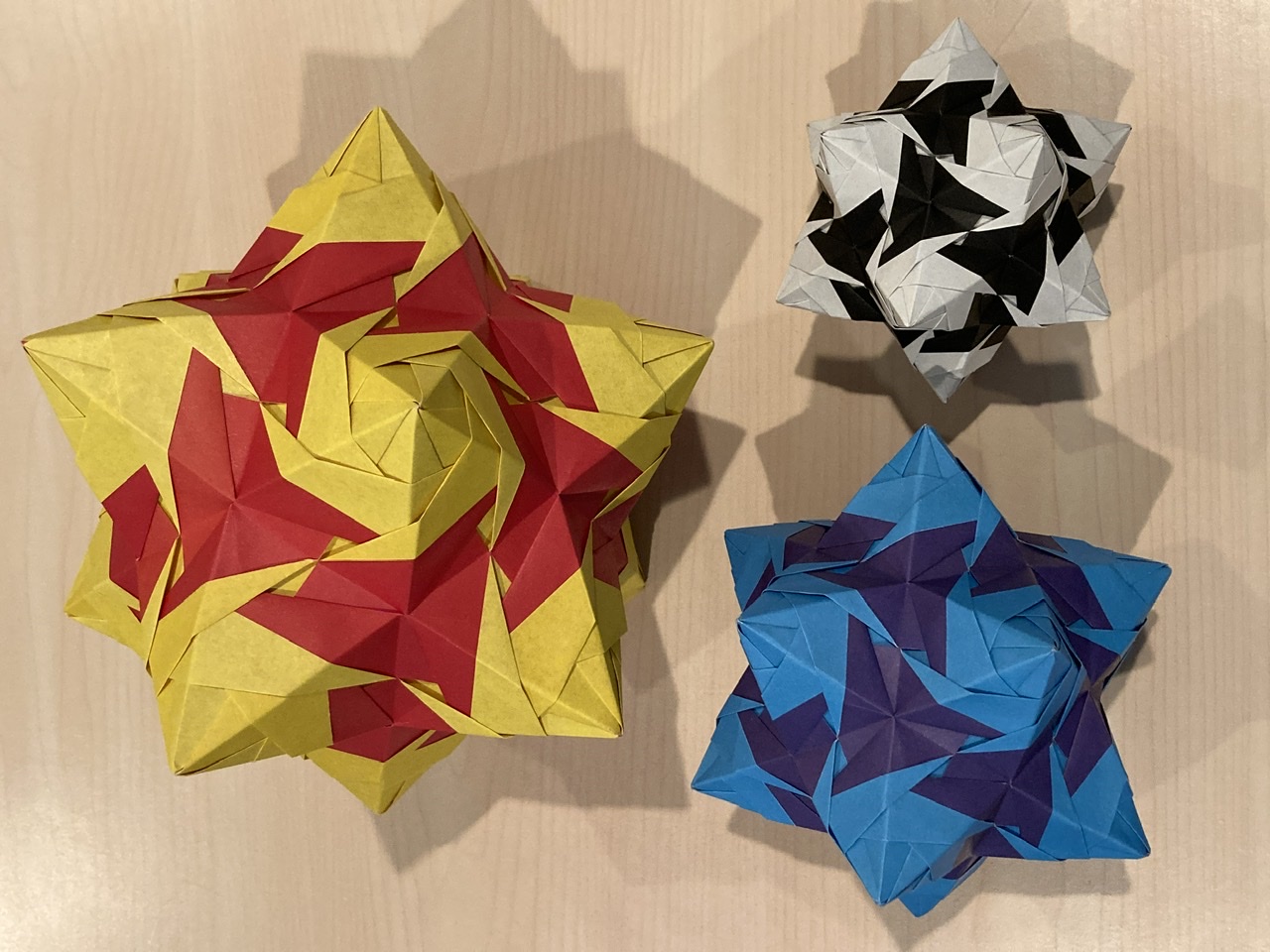 2022/05/30(Mon) 04:58「Stellated Dodecahedron」Janet Yelle
（創作者 Author：Tomoko Fuse,　製作者 Folder：Janet Yelle,　出典 Source：The Complete Book of Origami Polyhedra by Tomoko Fuse）
 Each made from thirty basic rose unit A