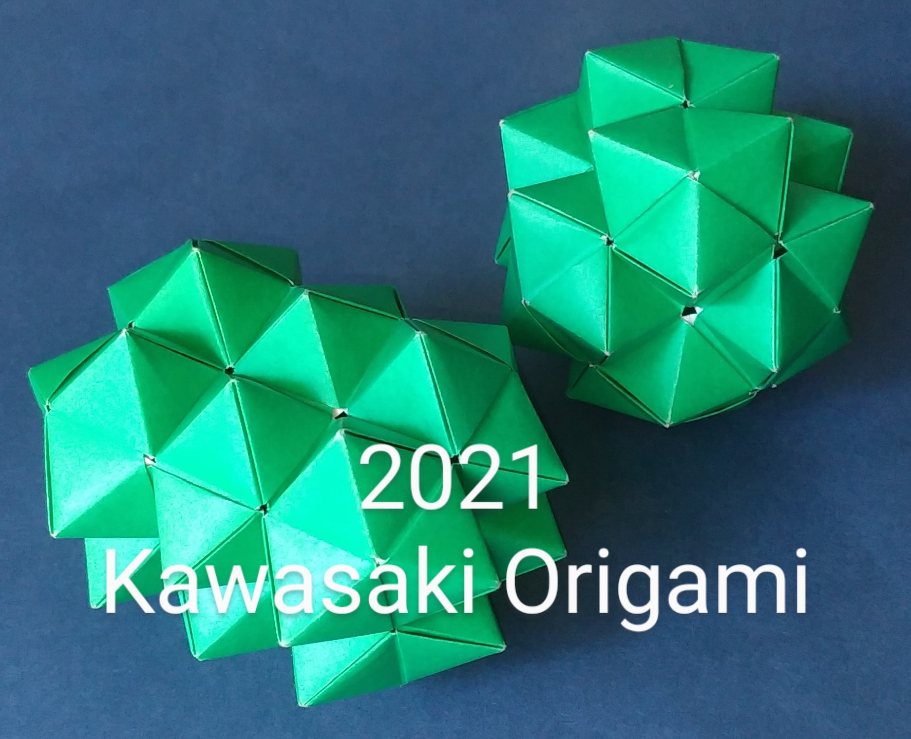 2022/08/07(Sun) 21:50「ドリアン風キューブ」川崎敏和
（創作者 Author：川崎敏和,　製作者 Folder：川崎敏和,　出典 Source：2021年川崎折り紙キット）
 長方形（6.5cm×7.5cm）で気持ち良く折れるピラミッド型パーツを組んで作ります。最小は2枚組みで、画像は24組みと40枚組みです。