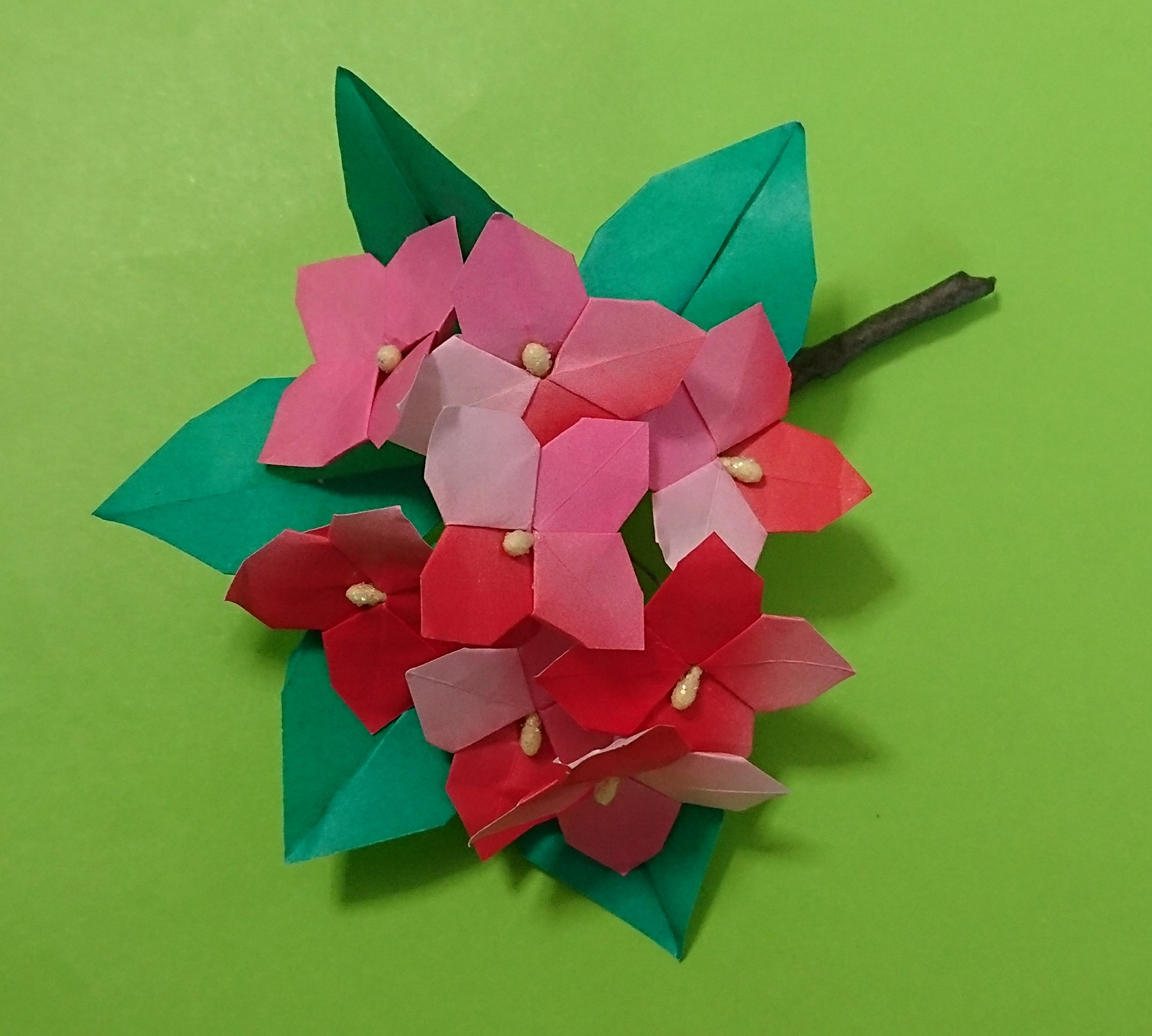 2022/05/24(Tue) 11:58「アジサイのコサージュ」Itsuko Aoyagi
（創作者 Author：山口真,　製作者 Folder：青栁伊都子,　出典 Source：すてきな花の折り紙）
 リボンの色を検討中